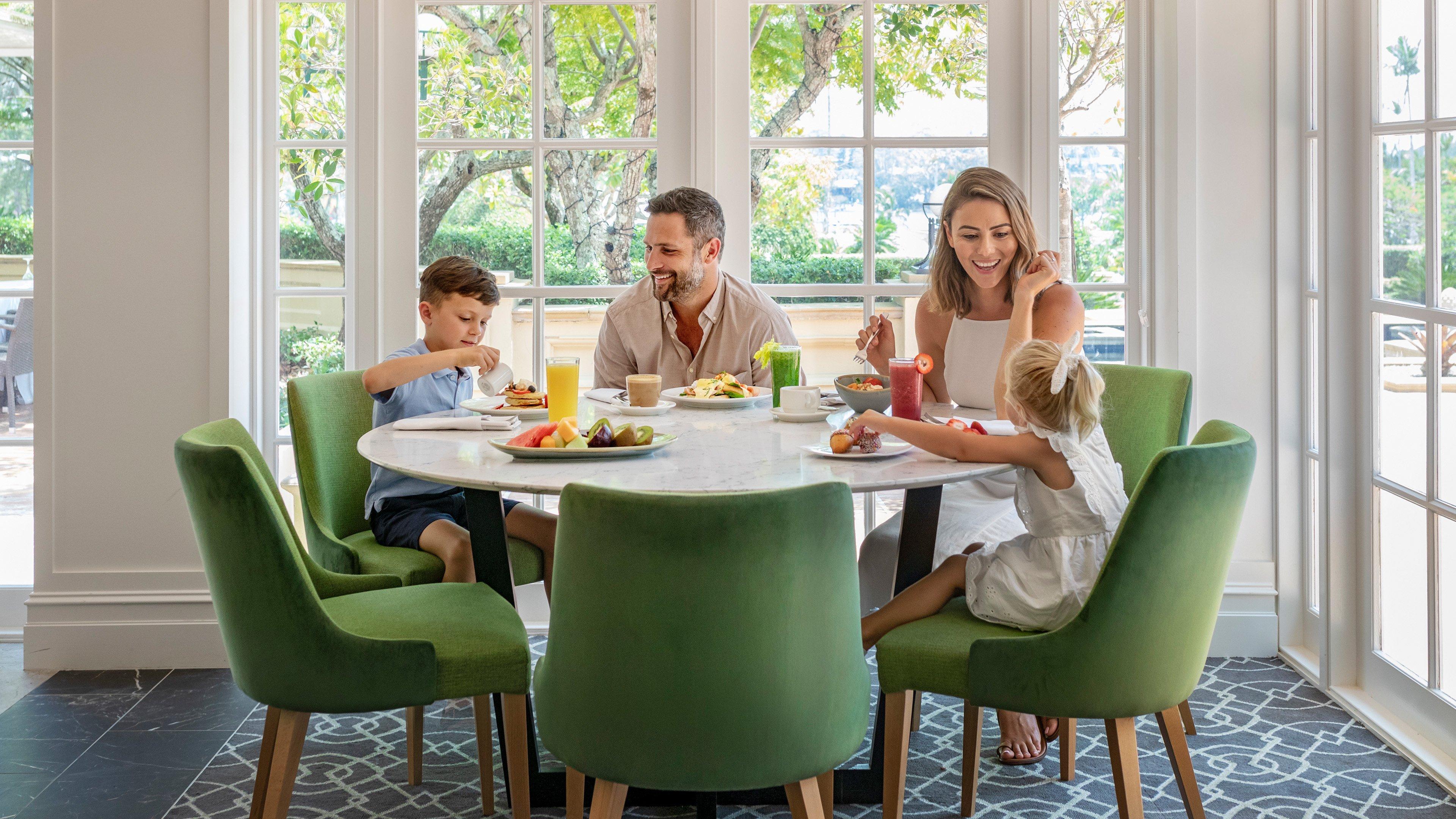 Intercontinental Sanctuary Cove Resort By Ihg Gold Coast Exterior photo Family at breakfast